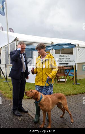 Le député de George Ecudge, secrétaire d'État à l'Environnement, à l'alimentation et aux Affaires rurales du Royaume-Uni, député de Camborne, rencontre le député de Selaine Saxby, député de North Cornwall, et son chien Henry. Au Devon County Show. Banque D'Images