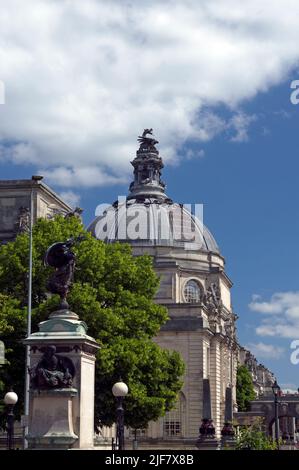 Hôtel de ville de Cardiff, vue latérale et toit en dôme dragon. Juin 2022, été. Banque D'Images