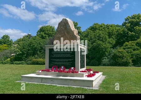 Mémorial de guerre des Malouines, Alexandra Gardens, Cathays, Cardiff avec coquelicots et couronnes. Juin 2022, été. Banque D'Images