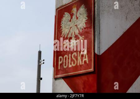 30 juin 2022, Nowodziel, Pologne: Un pôle frontalier polonais est vu à côté d'un système de surveillance lors d'une conférence de presse qui marque la fin de la construction des barrières physiques entre la Pologne et le Bélarus. Le gouvernement polonais a décidé de construire une barrière en acier de 186 kilomètres de long et de 5,5 mètres de haut avec des barbelés à la frontière entre la Pologne et la Biélorussie, qui est aussi la frontière de l'Union européenne et de l'OTAN. La décision a été prise après que des milliers de migrants, principalement originaires de Syrie, d'Iraq et d'Afghanistan, aient tenté de traverser la Pologne depuis le Bélarus. Le gouvernement du Bélarus a été accusé d'orchestrer la migra Banque D'Images