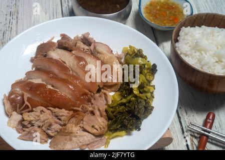 Cuisse de porc piqué avec moutarde marinée. Jarret de porc bouilli aux herbes chinoises. Servi avec des piments marinés de style thaïlandais dans du vinaigre Banque D'Images