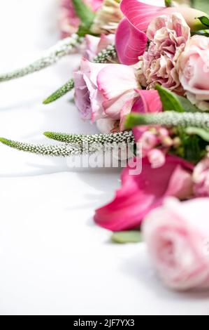 Bouquet de roses et de nénuphars de cala Banque D'Images