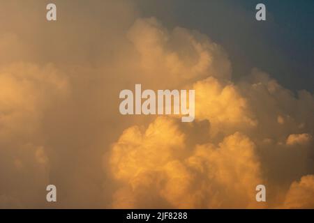 La première lumière du soleil levant illumine un orage de bâtiment. Banque D'Images