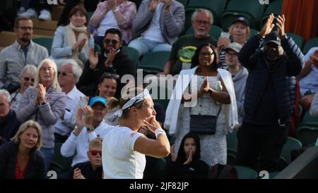 Londres, Royaume-Uni. 30th juin 2022. Belge Kirsten Flickens photographié après un deuxième match dans le tournoi féminin de singles entre Belge Flipkens (WTA190) et Roumain Halep (WTA18) lors du tournoi de tennis Grand Chelem de Wimbledon 2022 au All England tennis Club, dans le sud-ouest de Londres, en Grande-Bretagne, le jeudi 30 juin 2022. BELGA PHOTO BENOIT DOPPAGNE crédit: Belga News Agency/Alay Live News Banque D'Images