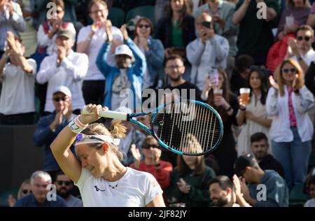 Londres, Royaume-Uni. 30th juin 2022. Belge Kirsten Flickens photographié après un deuxième match dans le tournoi féminin de singles entre Belge Flipkens (WTA190) et Roumain Halep (WTA18) lors du tournoi de tennis Grand Chelem de Wimbledon 2022 au All England tennis Club, dans le sud-ouest de Londres, en Grande-Bretagne, le jeudi 30 juin 2022. BELGA PHOTO BENOIT DOPPAGNE crédit: Belga News Agency/Alay Live News Banque D'Images