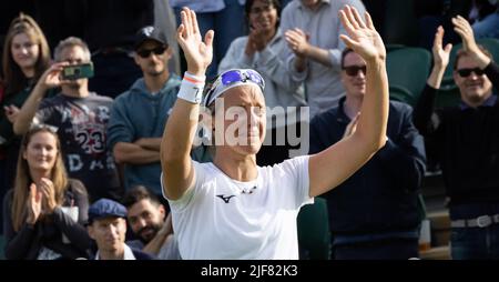 Londres, Royaume-Uni. 30th juin 2022. Belge Kirsten Flickens photographié après un deuxième match dans le tournoi féminin de singles entre Belge Flipkens (WTA190) et Roumain Halep (WTA18) lors du tournoi de tennis Grand Chelem de Wimbledon 2022 au All England tennis Club, dans le sud-ouest de Londres, en Grande-Bretagne, le jeudi 30 juin 2022. BELGA PHOTO BENOIT DOPPAGNE crédit: Belga News Agency/Alay Live News Banque D'Images