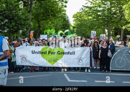 NORH KENSINGTON, LONDRES, ANGLETERRE- 14 juin 2022 : personnes à la marche silencieuse Grenfell marquant le 5 ans de feu Banque D'Images