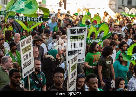 NORH KENSINGTON, LONDRES, ANGLETERRE- 14 juin 2022 : personnes à la marche silencieuse Grenfell marquant le 5 ans de feu Banque D'Images