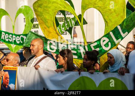 NORH KENSINGTON, LONDRES, ANGLETERRE- 14 juin 2022 : personnes à la marche silencieuse Grenfell marquant le 5 ans de feu Banque D'Images