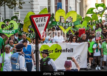 NORH KENSINGTON, LONDRES, ANGLETERRE- 14 juin 2022 : personnes à la marche silencieuse Grenfell marquant le 5 ans de feu Banque D'Images