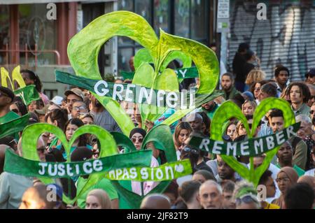 NORH KENSINGTON, LONDRES, ANGLETERRE- 14 juin 2022 : personnes à la marche silencieuse Grenfell marquant le 5 ans de feu Banque D'Images