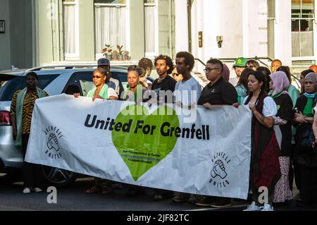 NORH KENSINGTON, LONDRES, ANGLETERRE- 14 juin 2022 : personnes à la marche silencieuse Grenfell marquant le 5 ans de feu Banque D'Images