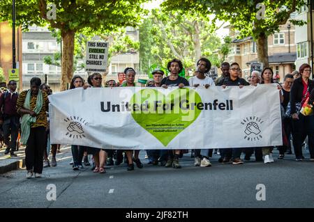 NORH KENSINGTON, LONDRES, ANGLETERRE- 14 juin 2022 : personnes à la marche silencieuse Grenfell marquant le 5 ans de feu Banque D'Images