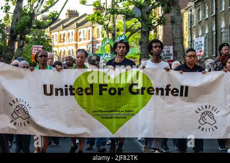 NORH KENSINGTON, LONDRES, ANGLETERRE- 14 juin 2022 : personnes à la marche silencieuse Grenfell marquant le 5 ans de feu Banque D'Images