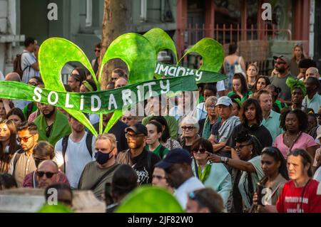 NORH KENSINGTON, LONDRES, ANGLETERRE- 14 juin 2022 : personnes à la marche silencieuse Grenfell marquant le 5 ans de feu Banque D'Images