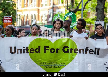 NORH KENSINGTON, LONDRES, ANGLETERRE- 14 juin 2022 : personnes à la marche silencieuse Grenfell marquant le 5 ans de feu Banque D'Images