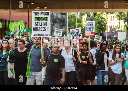 NORH KENSINGTON, LONDRES, ANGLETERRE- 14 juin 2022 : personnes à la marche silencieuse Grenfell marquant le 5 ans de feu Banque D'Images