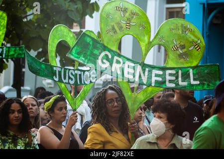 NORH KENSINGTON, LONDRES, ANGLETERRE- 14 juin 2022 : personnes à la marche silencieuse Grenfell marquant le 5 ans de feu Banque D'Images