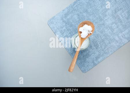 cuillère avec de l'huile de coco froide sur la table Banque D'Images