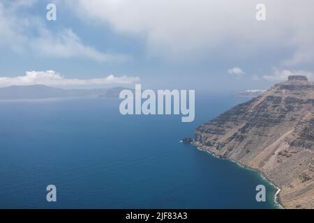 Vue panoramique sur Oia Santorini et la mer Égée Banque D'Images