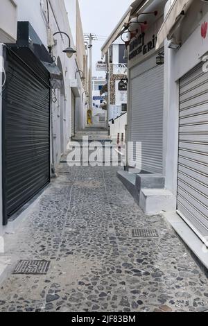 Santorini, Grèce - 13 mai 2021 : Une allée vide typique dans le centre de Fira Santorini avec des magasins fermés et des magasins à cause de Covid Banque D'Images
