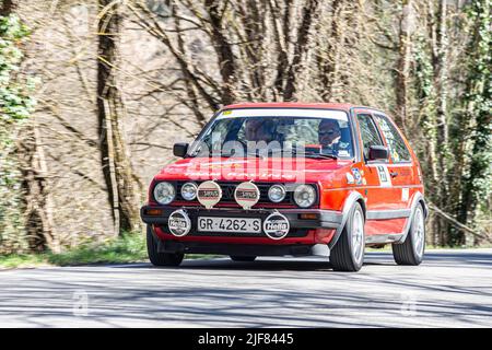 Voiture allemande classique dans le rallye d'asphalte. Volkswagen Golf Mk 2 Banque D'Images