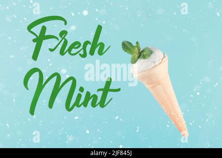 Crème glacée à la menthe fraîche dans un cône avec des feuilles de menthe fraîche sur fond de neige à la menthe. Banque D'Images