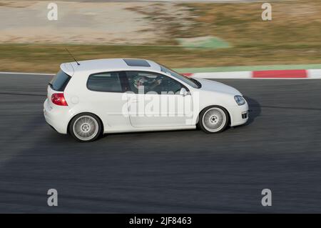 Une voiture européenne moderne sur le circuit de course. Volkswagen Golf MK 5 Banque D'Images