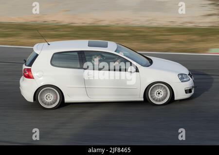 Une voiture européenne moderne sur le circuit de course. Volkswagen Golf MK 5 Banque D'Images