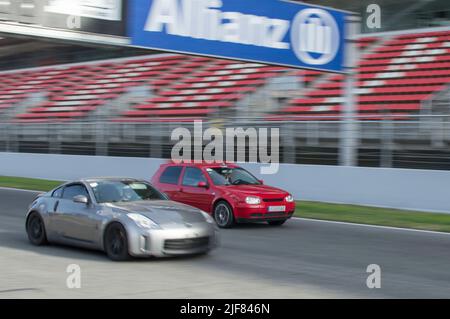 Une voiture européenne moderne sur le circuit de course. Volkswagen Golf MK 4 Banque D'Images