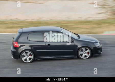 Une voiture européenne moderne sur le circuit de course. Volkswagen Golf MK 5 Banque D'Images