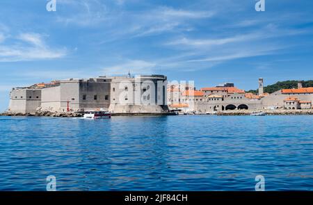 En approchant du fort de Saint Johns de la mer Adriatique - la vieille ville de Dubrovnik en Croatie Banque D'Images