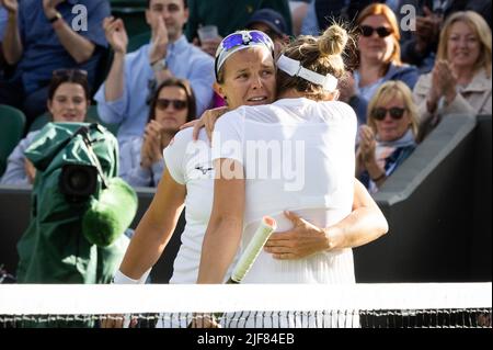 Londres, Royaume-Uni. 30th juin 2022. Belge Kirsten Flickens photographié après un deuxième match dans le tournoi féminin de singles entre Belge Flipkens (WTA190) et Roumain Halep (WTA18) lors du tournoi de tennis Grand Chelem de Wimbledon 2022 au All England tennis Club, dans le sud-ouest de Londres, en Grande-Bretagne, le jeudi 30 juin 2022. BELGA PHOTO BENOIT DOPPAGNE crédit: Belga News Agency/Alay Live News Banque D'Images