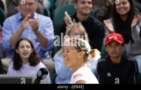 Londres, Royaume-Uni. 30th juin 2022. Belge Kirsten Flickens photographié après un deuxième match dans le tournoi féminin de singles entre Belge Flipkens (WTA190) et Roumain Halep (WTA18) lors du tournoi de tennis Grand Chelem de Wimbledon 2022 au All England tennis Club, dans le sud-ouest de Londres, en Grande-Bretagne, le jeudi 30 juin 2022. BELGA PHOTO BENOIT DOPPAGNE crédit: Belga News Agency/Alay Live News Banque D'Images