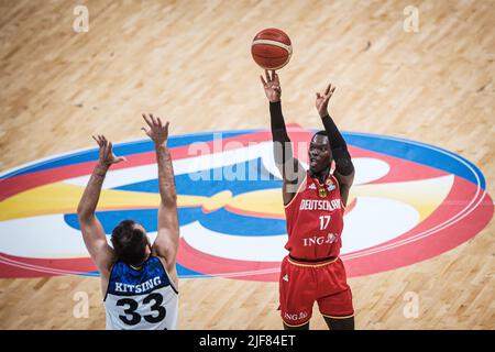 Tallinn, Estonie. 30th juin 2022. Basketball : qualification à la coupe du monde, Estonie - Allemagne, Europe, 1st Round, Groupe D, Rencontre 5. Dennis Schröder d'Allemagne en action contre Kristjan Kitsing d'Estonie. Crédit : Hendrik Osula/dpa/Alay Live News Banque D'Images