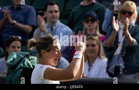 Londres, Royaume-Uni. 30th juin 2022. Belge Kirsten Flickens photographié après un deuxième match dans le tournoi féminin de singles entre Belge Flipkens (WTA190) et Roumain Halep (WTA18) lors du tournoi de tennis Grand Chelem de Wimbledon 2022 au All England tennis Club, dans le sud-ouest de Londres, en Grande-Bretagne, le jeudi 30 juin 2022. BELGA PHOTO BENOIT DOPPAGNE crédit: Belga News Agency/Alay Live News Banque D'Images