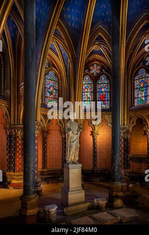 Statue de Louis XI dans la chapelle basse de Sainte-Chapelle. Avec vitraux de 13th siècles. Banque D'Images