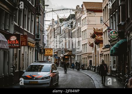 Fourgonnette de police dans les rues d'Amsterdam. Volkswagen Touran Banque D'Images