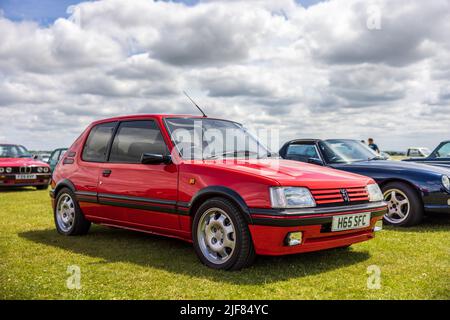 1991 Peugeot 205 GTI ‘H65 SFC’ en exposition au Scramble de juin qui s'est tenu au Bicester Heritage Centre le 19th juin 2022 Banque D'Images