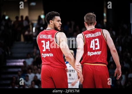 Tallinn, Estonie. 30th juin 2022. Basketball : qualification à la coupe du monde, Estonie - Allemagne, Europe, 1st Round, Groupe D, Rencontre 5. Gavin Schilling (l) et Christian Sengfelder d'Allemagne en action. Crédit : Hendrik Osula/dpa/Alay Live News Banque D'Images