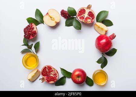 Rosh hashanah concept. Cadre fait de symboles juif vacances du nouvel an traditionnel. Vue de dessus avec espace de copie. Banque D'Images