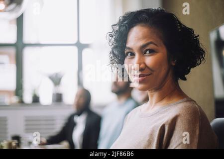 Portrait d'une femme d'affaires mûre souriante dans un bureau créatif Banque D'Images