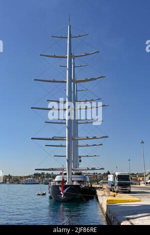 Corfou, Grèce - juin 2022: Luxe super yacht Maltais Falcon amarré dans le port de Corfou. À côté se trouve un camion fournissant l'électricité au bateau. Banque D'Images