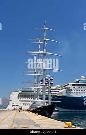 Corfou, Grèce - juin 2022: Luxe super yacht Maltais Falcon amarré dans le port de Corfou. À côté se trouve un camion fournissant l'électricité au bateau. Banque D'Images