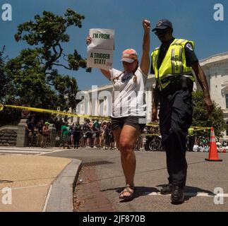 30 juin 2022, Washington, District de Columbia, États-Unis : en réponse à la décision de la Cour suprême américaine qui a renverné Roe c. Wade, des centaines de femmes et d'hommes en faveur du droit de choisir de womenÃs sont venus à Washington passer devant la Cour suprême des États-Unis et commettent une désobéissance civile. Beaucoup de ceux qui ont été arrêtés sont venus d'États où des lois de déclenchement ont ou vont bientôt interdire l'avortement. (Image de crédit : © Sue Dorfman/ZUMA Press Wire) Banque D'Images