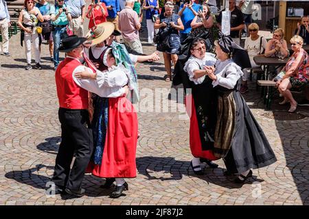 Riquewihr est une ville médiévale classée. Il est situé dans les vignobles les plus connus d'Alsace - danse Folklorique dans la ville | Riquewihr est une Cité moi Banque D'Images