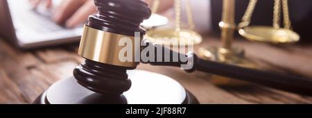 Close-up of Gavel et la justice d'en face du juge Using Laptop Banque D'Images