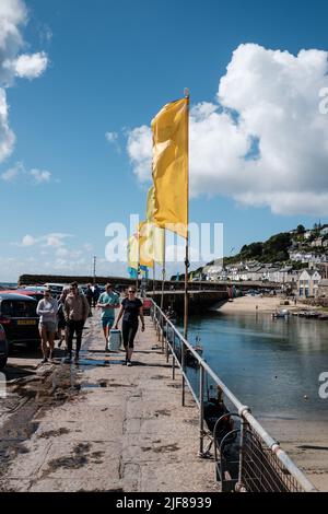 Vue sur Mousehole, Cornouailles, le matin ensoleillé de juin Banque D'Images