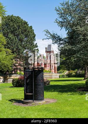 Manoir gothique des tours Saltwell à Saltwell Park, Gateshead, Royaume-Uni avec des œuvres d'art au premier plan Banque D'Images