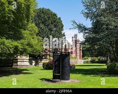 Manoir gothique des tours Saltwell à Saltwell Park, Gateshead, Royaume-Uni avec des œuvres d'art au premier plan Banque D'Images